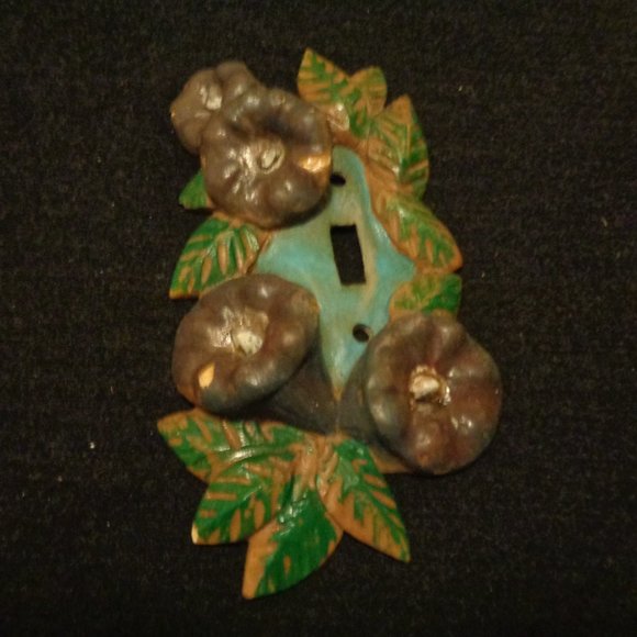 EDWARDIAN STYLED VINTAGE CARVED & HAND PAINTED LIGHT SWITCH COVERING - Picture 1 of 4